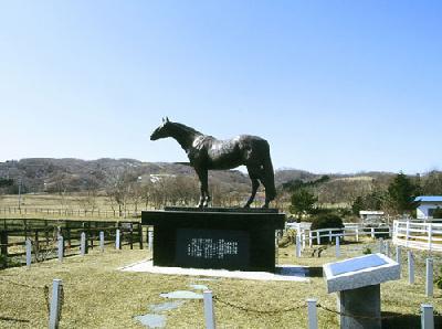 シンザン馬像